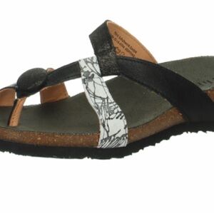 NWOT Think! Julia sandals